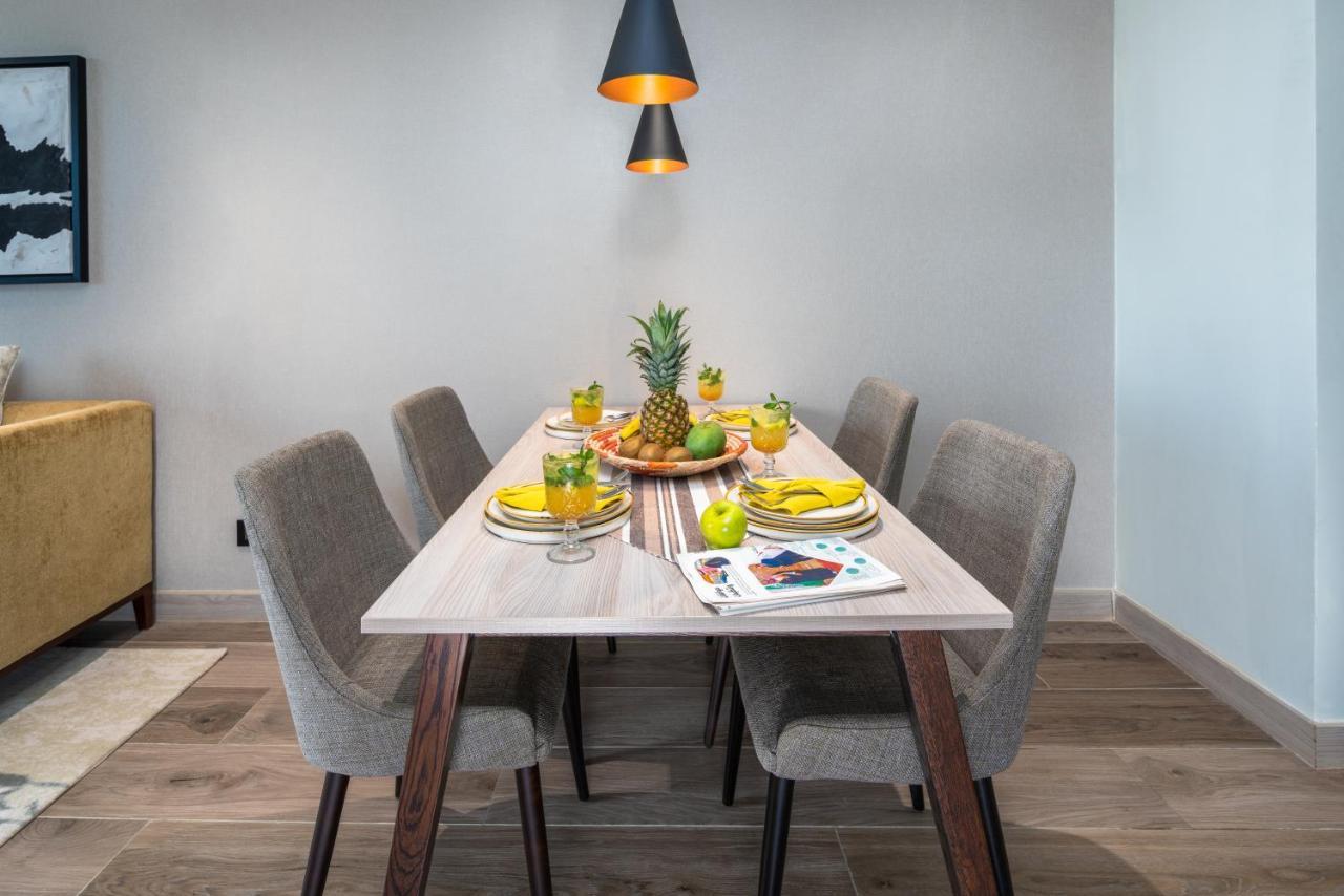 Апарт отель Citadines Абха Экстерьер фото A dining room table with chairs