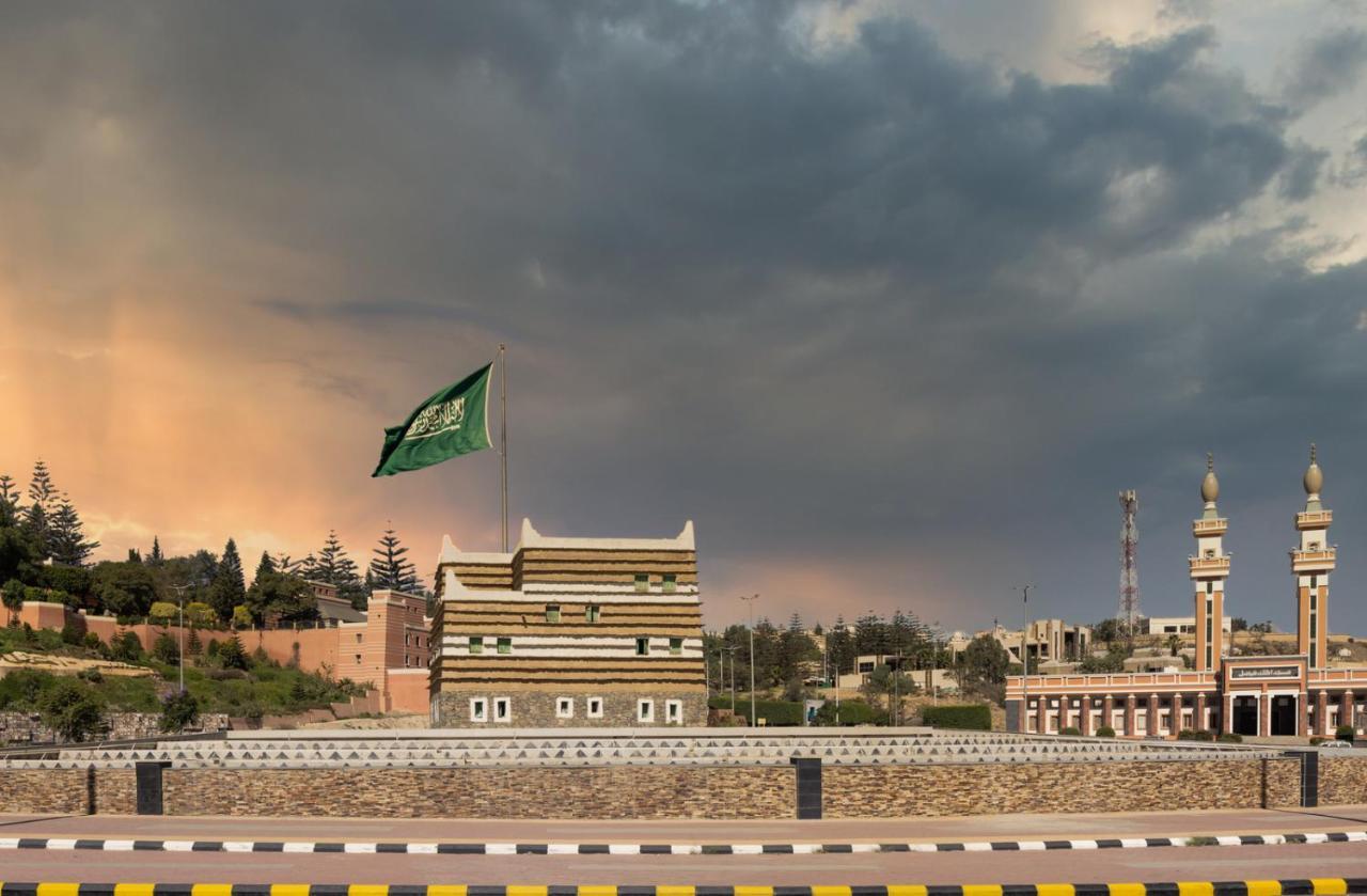 Апарт отель Citadines Абха Экстерьер фото The Saudi Arabian flag flying in the city of Riyadh
