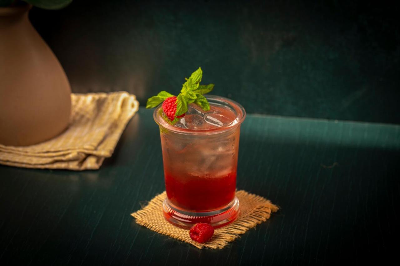 Апарт отель Citadines Абха Экстерьер фото A strawberry basil smash